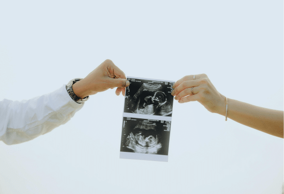 Annonce symbolique du début de grossesse au premier trimestre