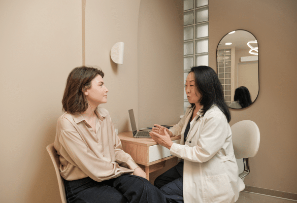 Consultation médicale de début de grossesse au deuxième mois avec une professionnelle de santé