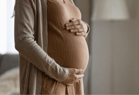 Ventre de femme enceinte au septième mois de grossesse