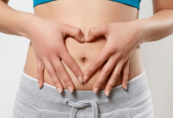 Ventre d’une femme enceinte à 3 mois de grossesse, encore peu visible