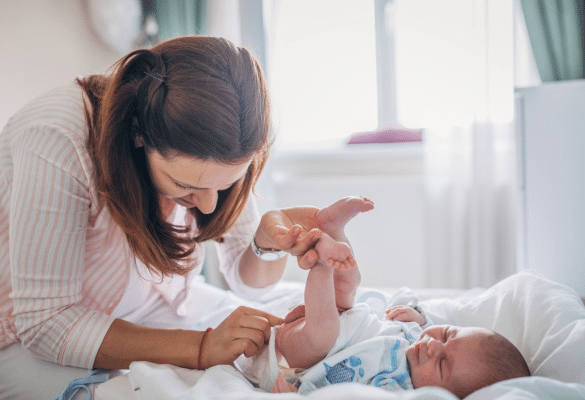 Maman nettoyant la peau de bébé avec un soin doux