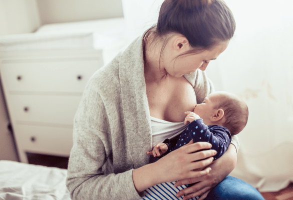 bébé allaité au sein illustrant l’influence du lait maternel sur les selles