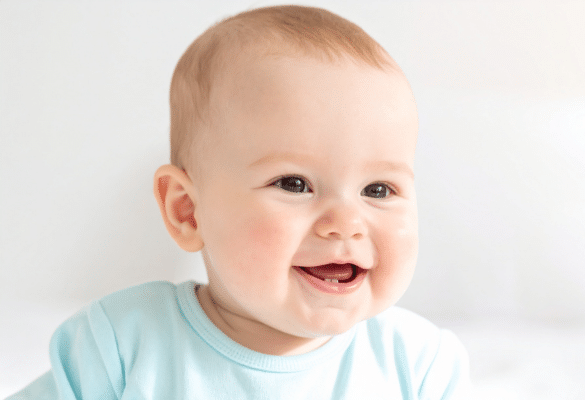 bébé souriant montrant ses dents de lait en bonne santé