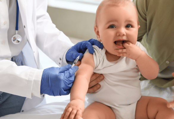 bébé recevant un vaccin ROR chez un professionnel de santé