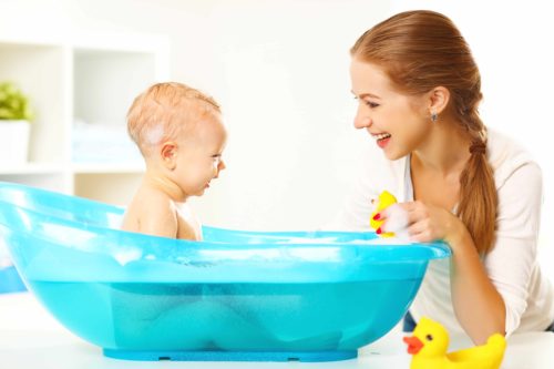 La baignoire bébé : soyez bien équipé pour donner le bain à votre bébé
