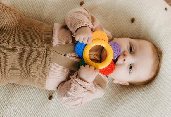 bébé avec anneau de dentition pour soulager les poussées dentaires et les premières dents