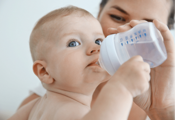 Bébé buvant au biberon pendant un épisode de gastro bébé