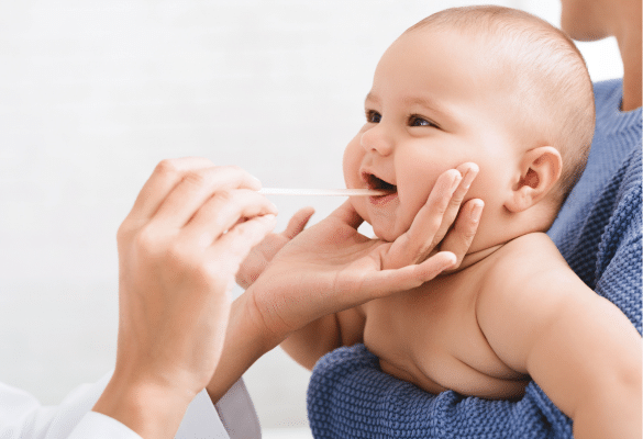 parent examinant la bouche de son bébé pour vérifier un muguet buccal bébé