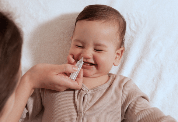 parent donnant soin nasal bébé bronchiolite