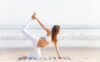 Femme enceinte pratiquant le yoga prénatal sur une plage