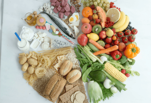 Assortiment de fruits, légumes, céréales complètes et aliments protéinés recommandés pendant la grossesse