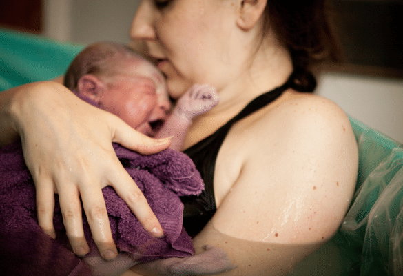 nouveau-né en peau à peau après un accouchement dans l’eau
