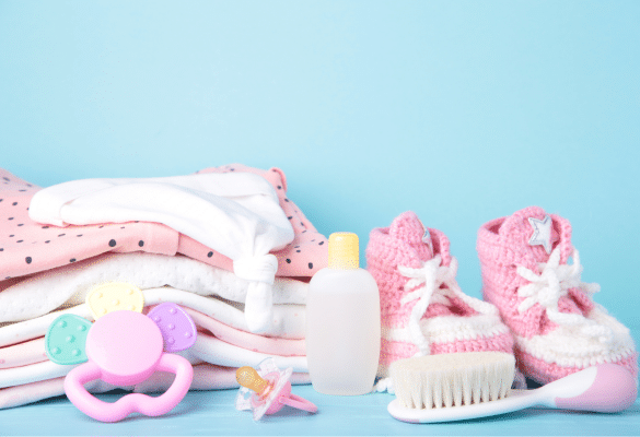 affaires de bébé pour la valise maternité avec vêtements, produits d’hygiène et accessoires de toilette