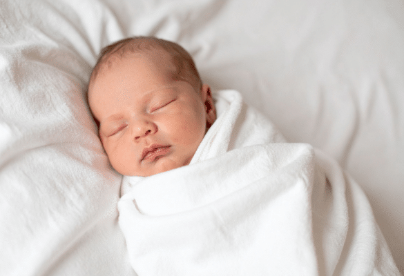 bébé malade en hiver repos avec couverture