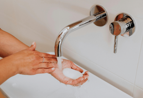 lavage des mains pour éviter transmission virus bébé hiver
