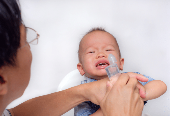 lavage du nez bébé avec sérum physiologique en hiver
