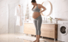 Femme enceinte se pesant pour suivre sa prise de poids pendant la grossesse