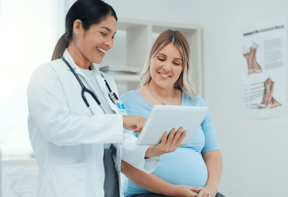 Professionnelle de santé expliquant le suivi de la prise de poids à une femme enceinte