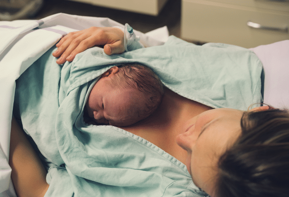 Équipe médicale accompagnant une naissance à la maternité, illustrant la prise en charge encadrée d’un accouchement par le siège.