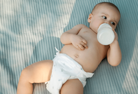 Bébé allongé en couche dans un espace ventilé pour mieux supporter les fortes chaleurs