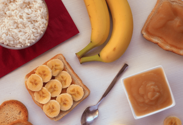 Riz, banane, compote et biscotte, aliments conseillés pour calmer la diarrhée enceinte