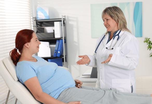 Femme enceinte en consultation avec un professionnel de santé pour vérifier une fissure de la poche des eaux