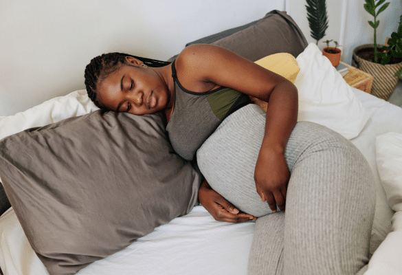 femme enceinte allongée sur le côté pour soulager des contractions grossesse