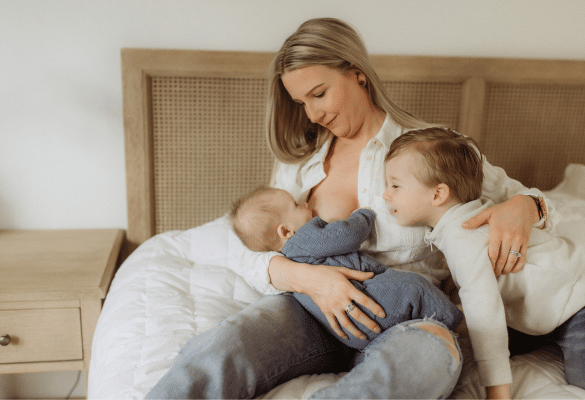 Certaines familles pratiquent le co-allaitement pendant la grossesse, un choix qui dépend de l’organisation et du confort de chacun.