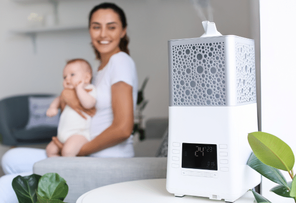 Humidificateur à vapeur froide dans la chambre d’un bébé enrhumé