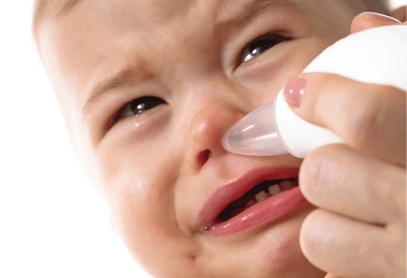 Lavage de nez d’un bébé avec du sérum physiologique