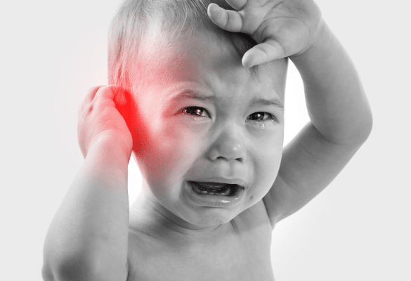Bébé pleure et se touche l’oreille, signe possible d’otite