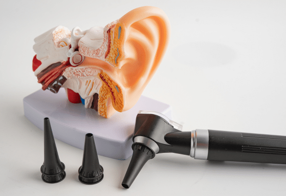 Le médecin ou pédiatre utilise l'otoscope pour examiner l'oreille de votre enfant en cas de suspicion d'otite. 