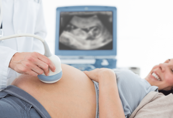 médecin réalisant une échographie sur le ventre d’une femme enceinte. Seul le suivi médical permet de connaître avec certitude le sexe de bébé.