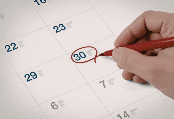 calendrier avec une date entourée pour illustrer le début du congé maternité