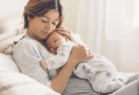 jeune maman avec son bébé illustrant le congé postnatal après la naissance