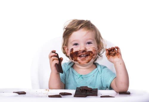 Enfant Mangeant Du Chocolat émotion Heureuse