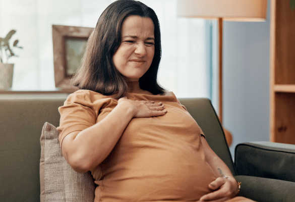 Femme enceinte ressentant une gêne digestive ou des brûlures d'estomac pendant la grossesse