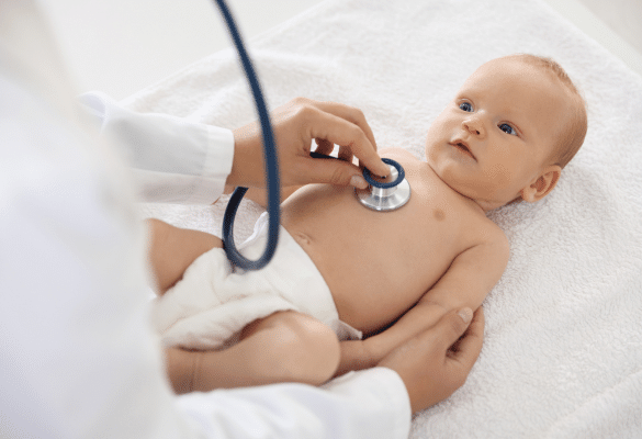 médecin auscultant bébé stéthoscope bronchiolite évaluation nourrisson