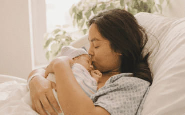 Mère avec son nouveau-né pendant le post-partum