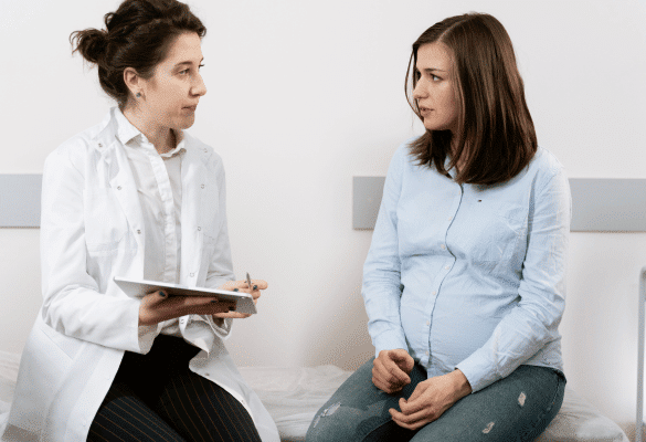 Femme enceinte échangeant avec une professionnelle de santé