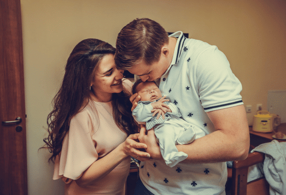 Parents avec leur nouveau-né après la naissance