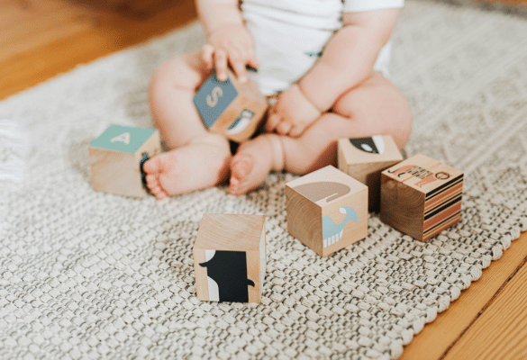 Enfant réalisant une activité de motricité fine avec des objets à manipuler