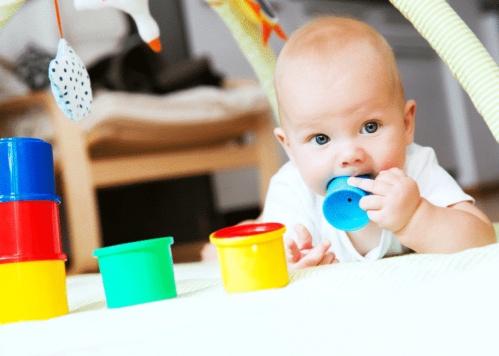 Bébé suit les objets en mouvement : L’acquisition de la permanence de l’objet