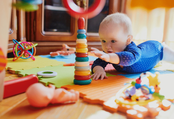 Bébé jouant avec des blocs colorés développant sa motricité fine