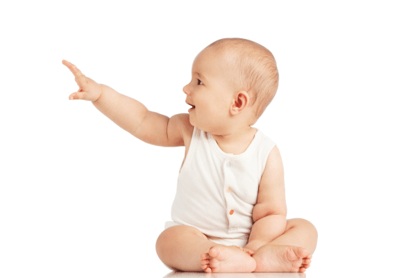 Bébé pointant du doigt vers un objet hors champ