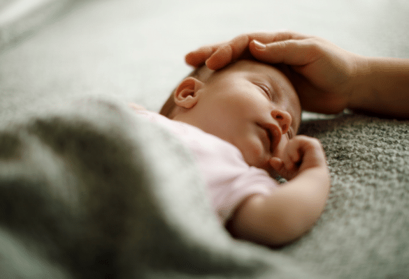 Parent réveillant doucement son bébé après la sieste, dans une chambre lumineuse et calme, pour illustrer le bon timing et le respect du rythme de l’enfant.