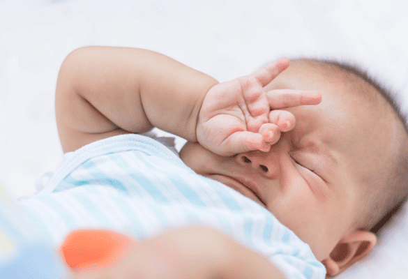 Bébé fatigué se frottant les yeux avant de dormir