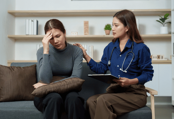 Jeune femme en consultation avec une professionnelle de santé