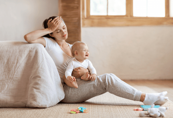 Jeune mère fatiguée avec son bébé après la naissance