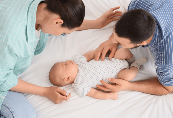 Parents observant attentivement leur nourrisson pour reconnaître les types de pleurs bébé
